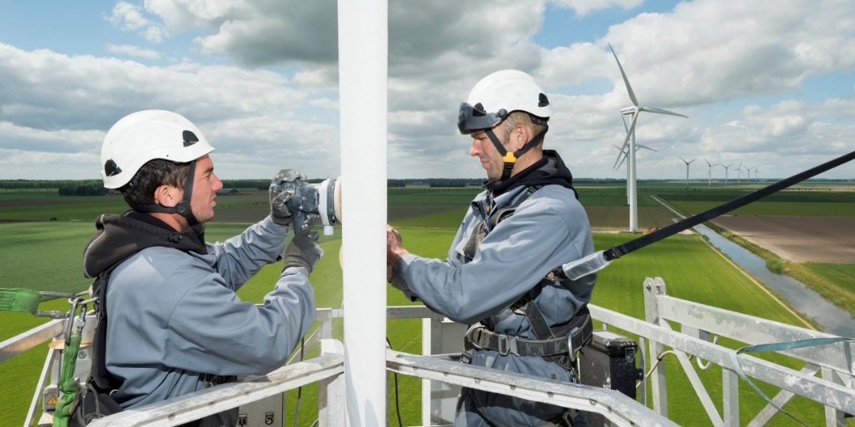 foto van twee mannen die windmolens onderhouden